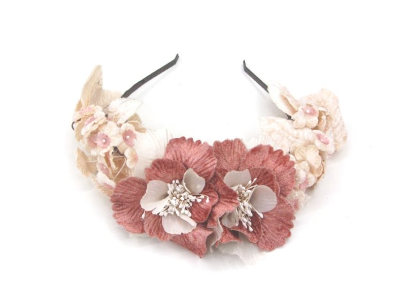 Diadema de flores rosas y nude para invitadas boda fiesta